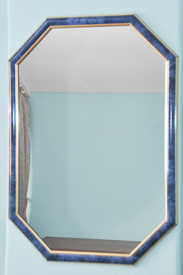 Spiegel mit blauer Verzierung