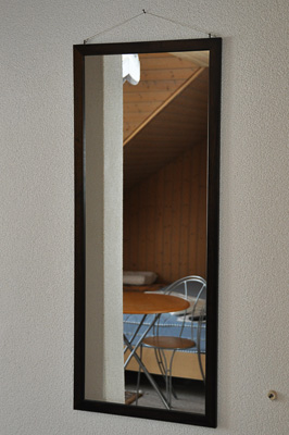 Spiegel mit schwarzem Holzrand