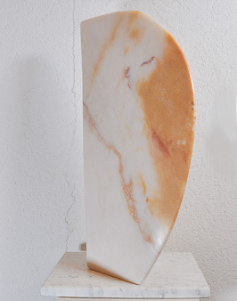Marmor Skulptur mit oranger Textur